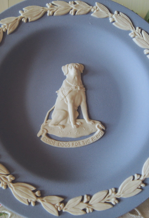 ウェッジウッド社プレート飾り皿[英国盲導犬協会限定]ブルー/ラブ